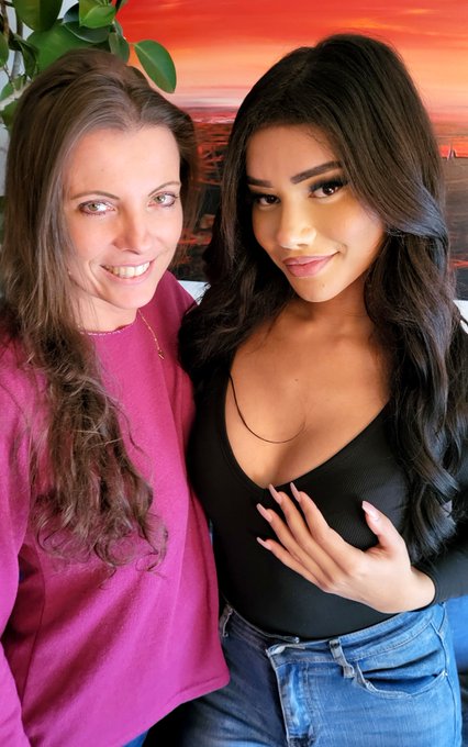 Avec ma copine Yasmina Plein de BizzXXL les coquins 😘 https://t.co/F7eXBFi2IH