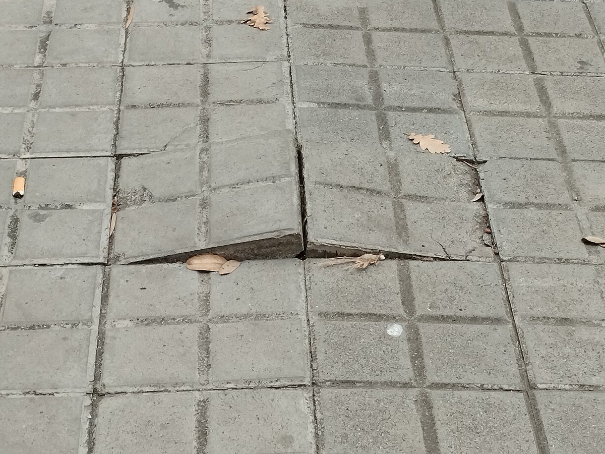 MartaMorato's tweet photo. A punt d'ensopegar amb una rajola que sobresurt d'una vorera davant de l'òptoca universitària prop del Princesa Sofia @bcn_ajuntament https://t.co/8euHdEfqIU