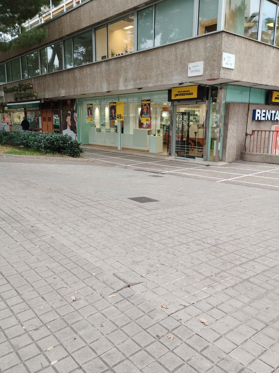 MartaMorato's tweet photo. A punt d'ensopegar amb una rajola que sobresurt d'una vorera davant de l'òptoca universitària prop del Princesa Sofia @bcn_ajuntament https://t.co/8euHdEfqIU