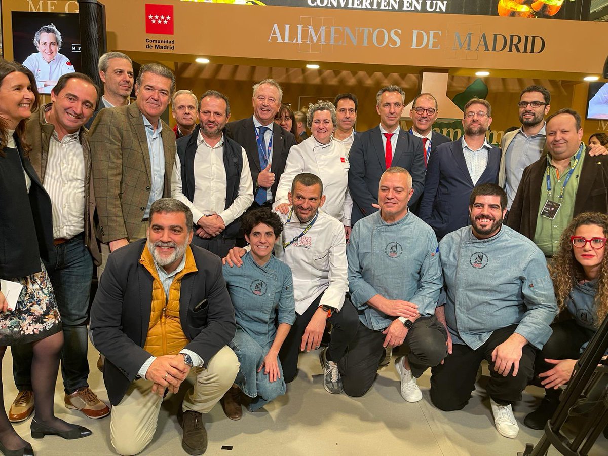 Gran foto de equipo!!! 
Todos buscamos poner en valor #AlimentosdeMadrid! 
- IndustriaAlimentariaMadrileña
- Productores sector primario
- Chefs
- Administración pública 
- Asociaciónes y D.O
Éxito seguro!!! 👏💪🫶🏻<a href="/madridfusion/">madrid fusion</a>