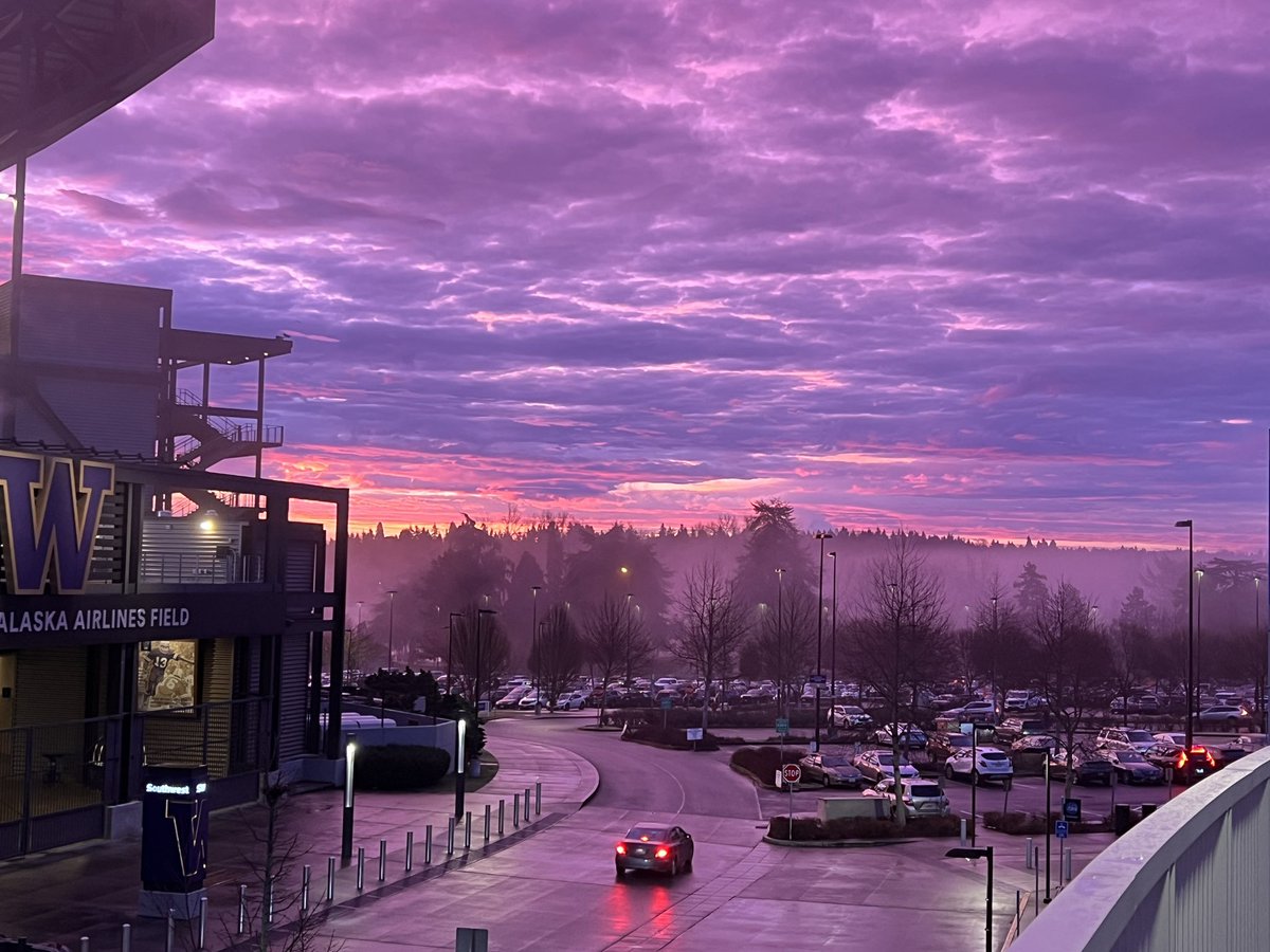 _DeSilvey's tweet photo. @NWSSeattle Montlake Blvd @UW Husky Stadium https://t.co/yCt50nTrDC