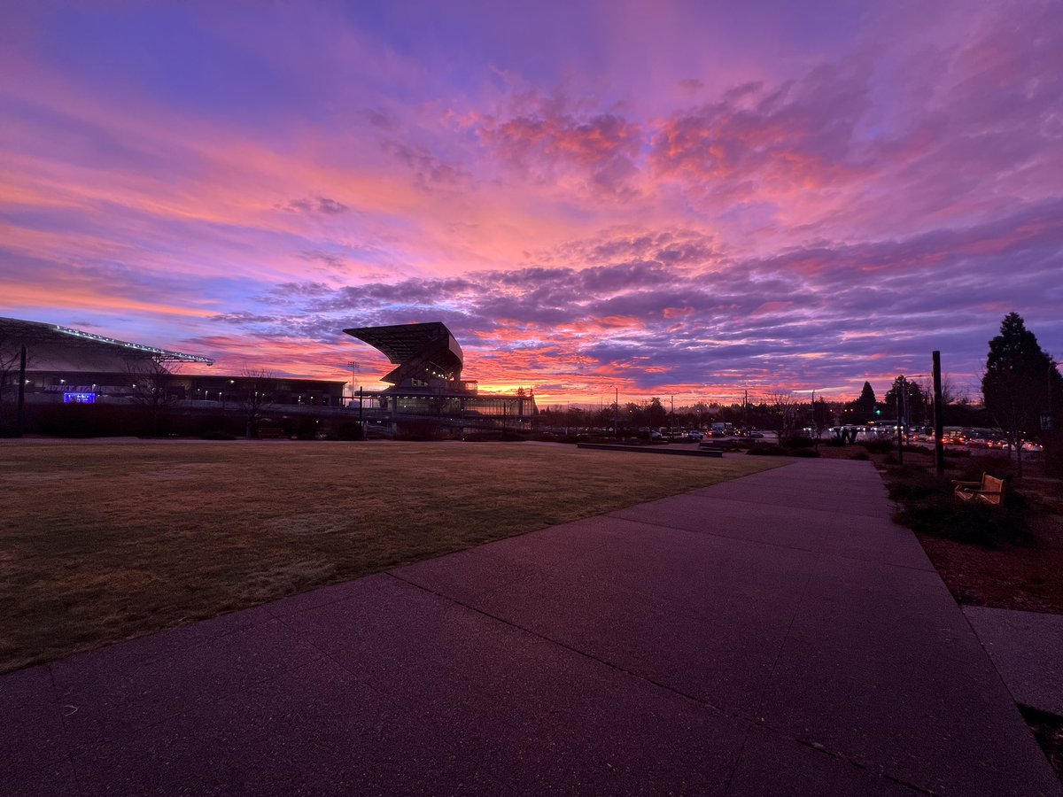 _DeSilvey's tweet photo. @NWSSeattle Montlake Blvd @UW Husky Stadium https://t.co/yCt50nTrDC