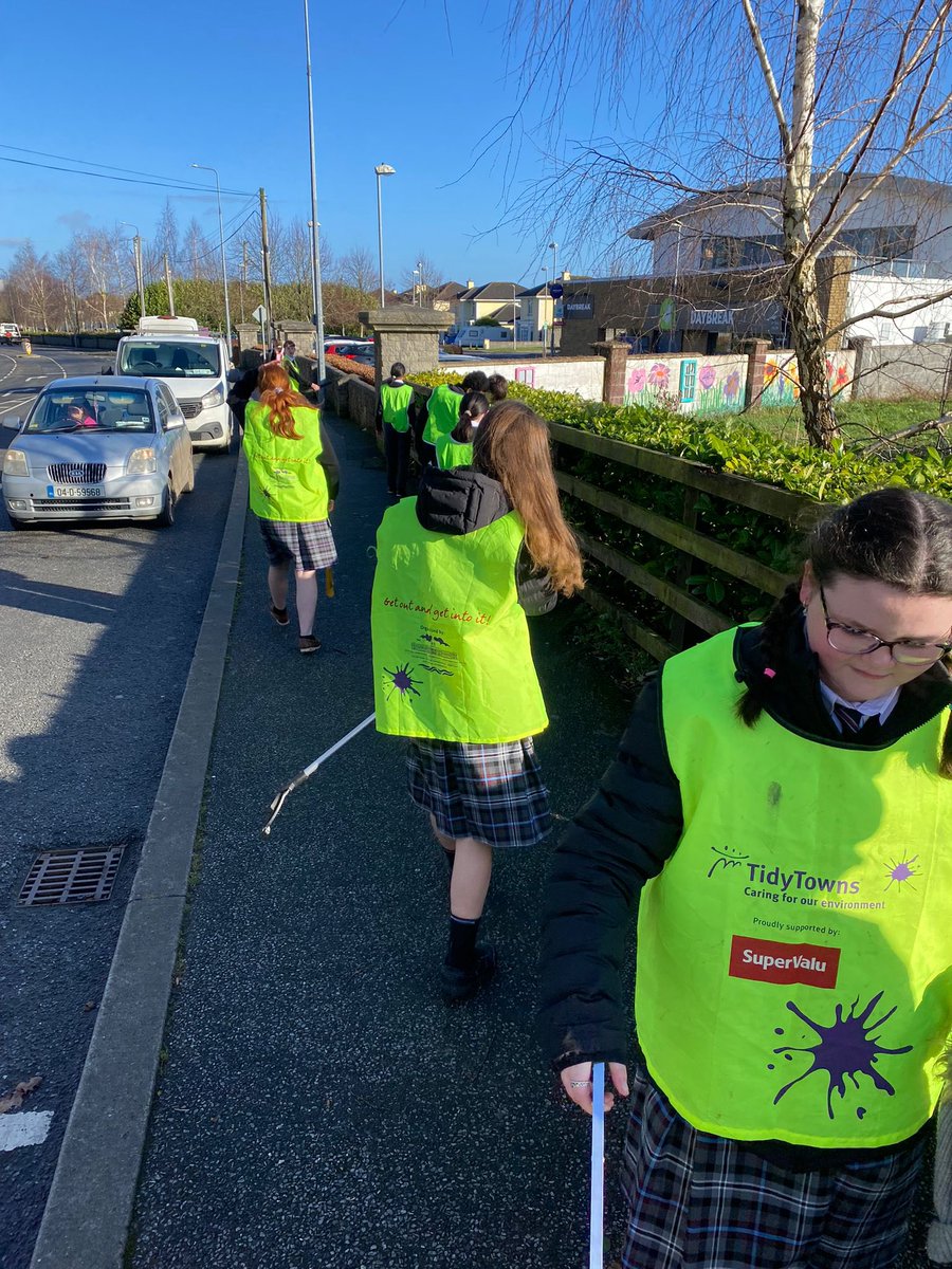 1st Year students represented their year on a litter pick in and around Callan on Friday! Almost 2 bags of rubbish were collected. #GreenSchools #TidyTowns