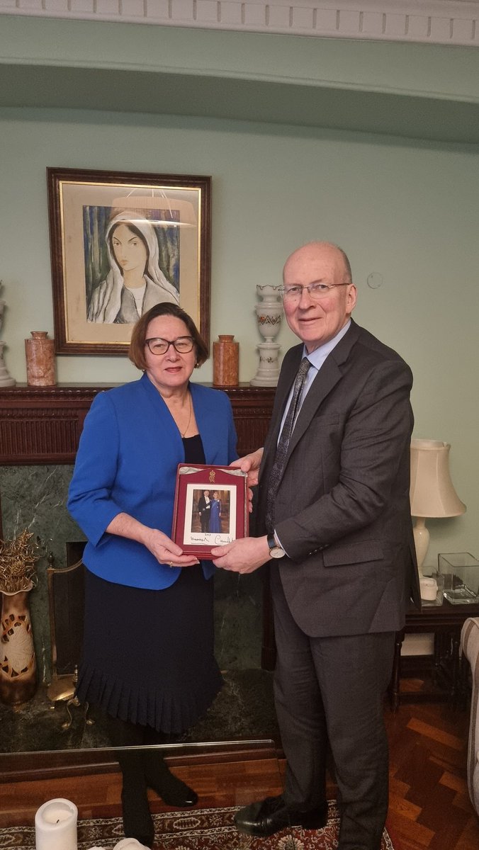 Very pleased to welcome the Marshal of the Diplomatic Corps, Mr. Alistair Harrison, who presented a gift on behalf of HM King Charles III on the occasion of the end of my tour as Ambassador🇨🇺 to the UK 🇬🇧 .