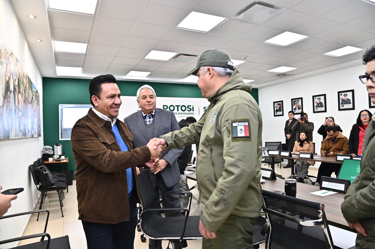 jgpetorresmx's tweet photo. La seguridad es el cimiento de un Estado fuerte y próspero. 🚨🚔
Trabajamos juntos para fortalecer a #SanLuisPotosí con estrategias que aseguren la tranquilidad de todas las y los potosinos. 🤝
#SGGSLP https://t.co/q37soXypZy