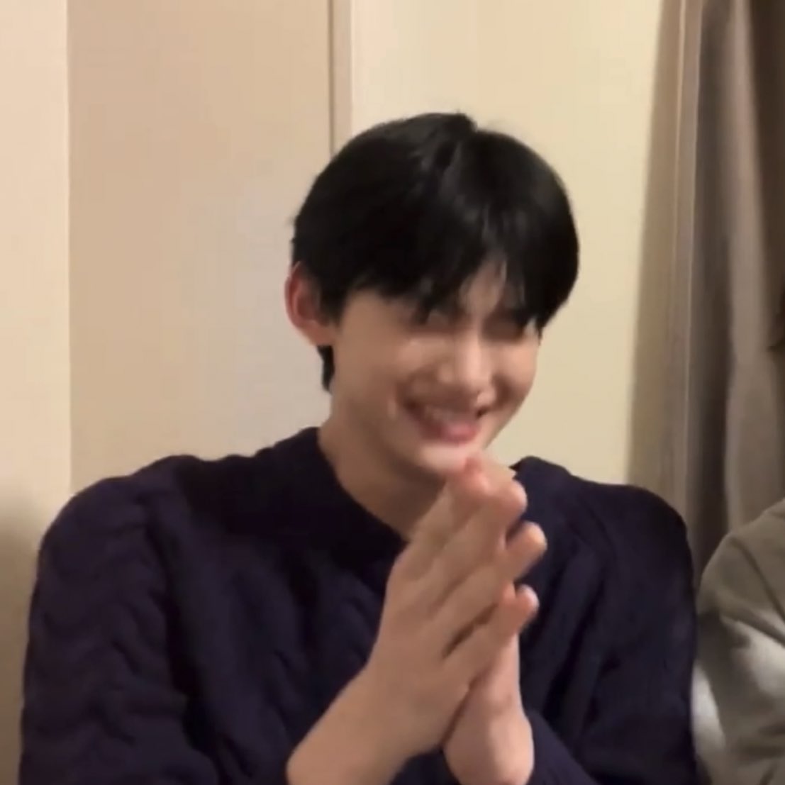 riceballuver's tweet photo. ( ≧▽≦ ) 이렇게 웃을때마다 못참겟다고 오천번 말햇다......... https://t.co/R6lFuBOASU