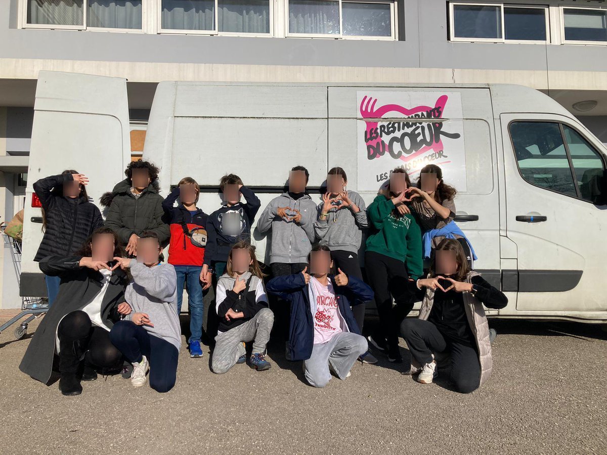 JPVernant31's tweet photo. Collecte alimentaire réalisée à l'initiative des élèves du CVC pour la 1ère fois au collège @JPVernant31 ! 186 kg de denrées récoltées! Bravo et merci à tous! https://t.co/bq3Xeo5ZHy