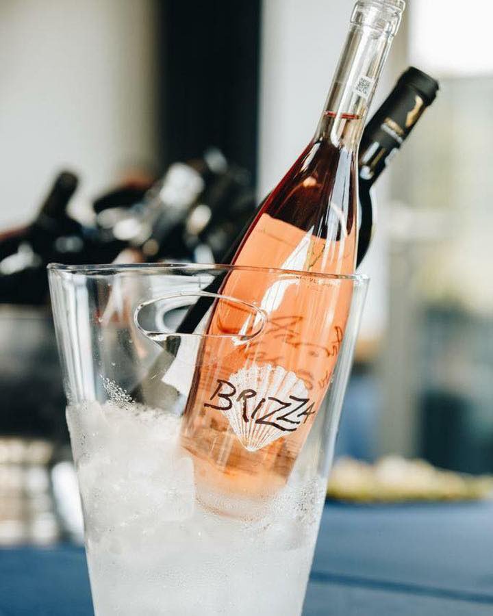 WineAdmire's tweet photo. 𝐅𝐚𝐦𝐢𝐥𝐢𝐚 𝐕𝐥ă��𝐨𝐢 | 𝐕𝐢𝐧 𝐝𝐢𝐧 𝐑𝐨𝐦𝐚𝐧𝐢𝐚 🍷
---
Un rose demisec format din cupajul a Cabernet Sauvignon și Muscat Ottonel, fiind astfel un vin vesel, jucăuș, cu arome proaspete de fructe roșii, cu gust echilibrat şi răcoritor.
📸credit Familia Vladoi #wine https://t.co/C0yZRiEDhj
