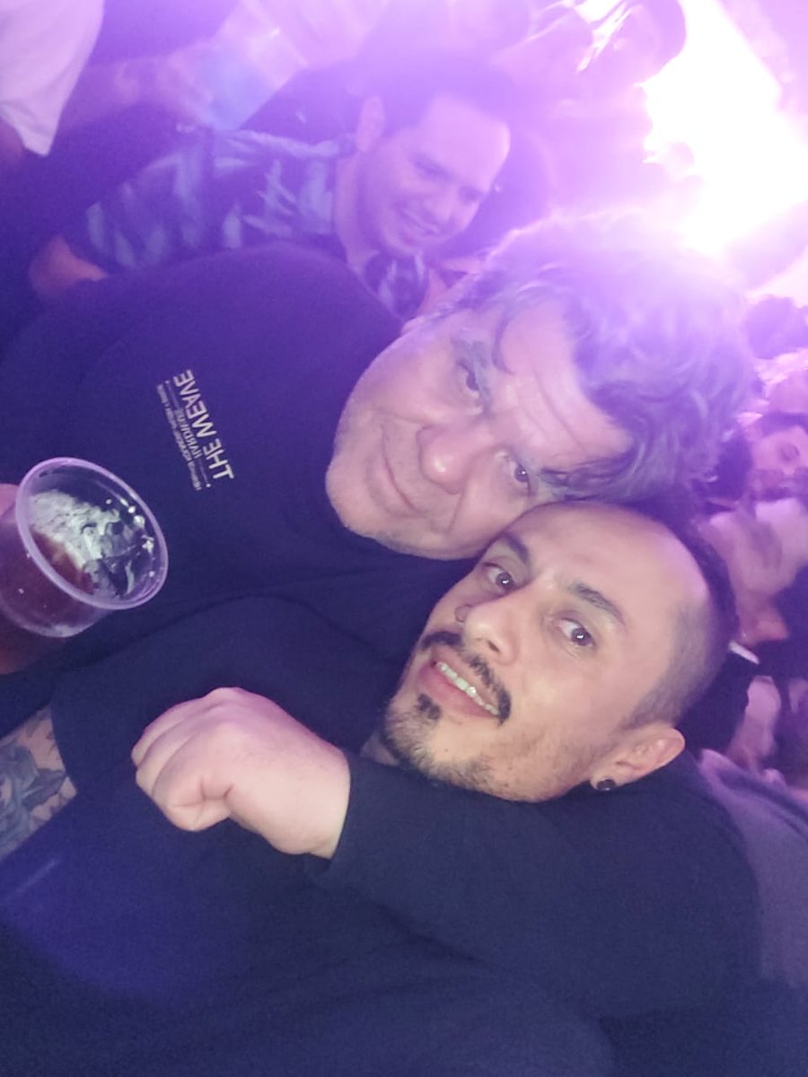 vincentkaoz's tweet photo. #PoderosoRulo
Muy feliz díablo al locutor más odioso y amado desde los 90's hasta la fecha.
Larga vida a @ruleiro por qué sin, el la radio la radio no sería tan chingina
Pongan a los Talking Heads "Burninig down the house" https://t.co/fibPJJs0xq