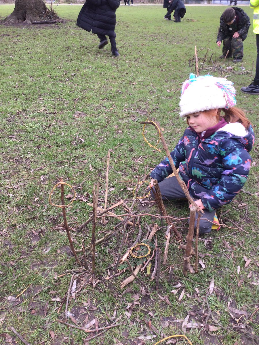 ThamesideSch's tweet photo. Year 1 loved making abstract art from natural materials at Nature school #eaglestps #hawkstps https://t.co/5i1Fm7irGq