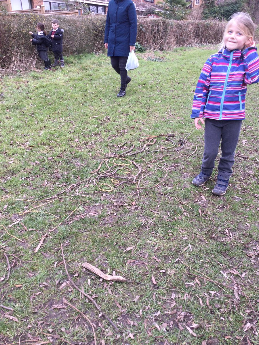 ThamesideSch's tweet photo. Year 1 loved making abstract art from natural materials at Nature school #eaglestps #hawkstps https://t.co/5i1Fm7irGq
