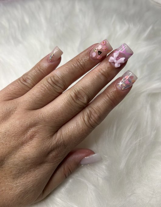 In love with my nails! Now, I need something hard to grab and brag 😏 https://t.co/6ot6JLuJGp<a href="/tag/mvsales"class="tags"><span>#mvsales</span></a>