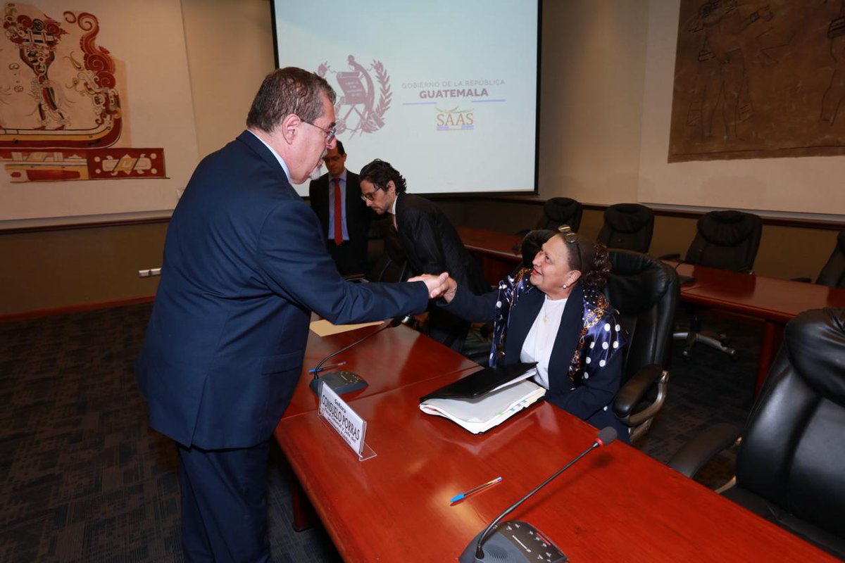 aandresF9's tweet image. Dice mucho de Bernardo y de Consuelo este saludo.

A pesar de que Consuelo lideró un intento de Golpe de Estado durante el último medio año contra Bernardo, él se levantó y se acercó a ella para saludarla, mientras ella no pudo ni ponerse de pie.

Tenemos un presidente que no…