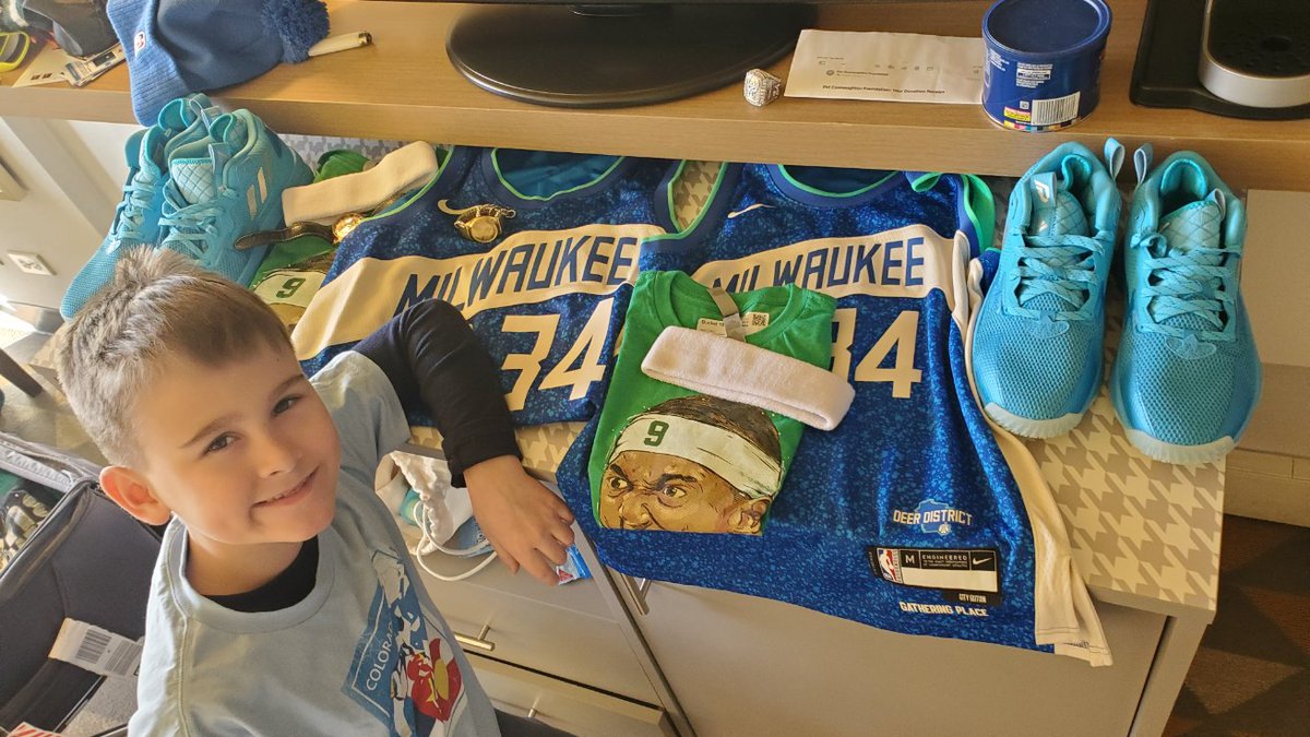 jumpinout's tweet photo. @Bucks @MichelobULTRA @Khris22m @Thanasis_ante43 https://t.co/owtMrxMJbq