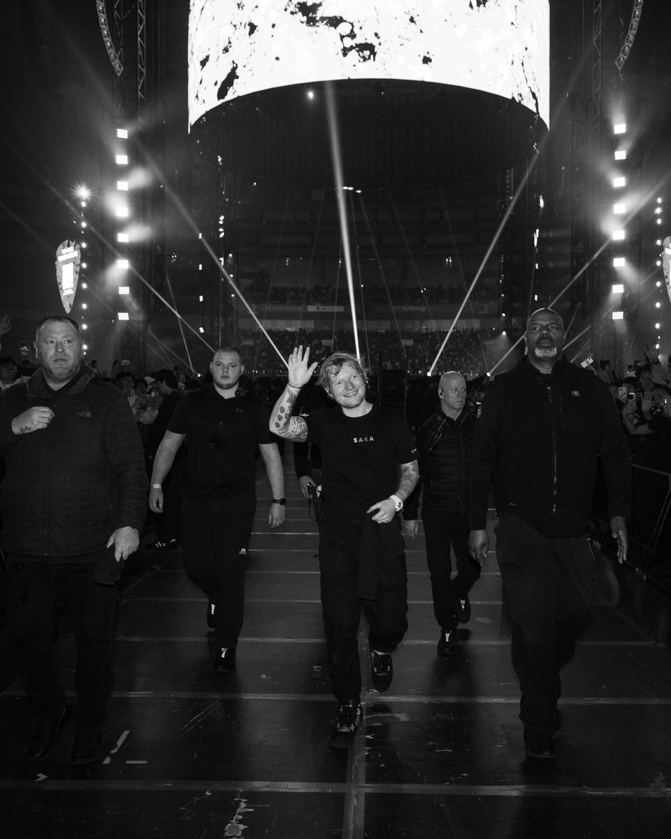 edsheeran's tweet photo. Takoyaki and tunes 🇯🇵 next stop Tokyo

📸 @MarkSurridge https://t.co/JVV4RAtcYR