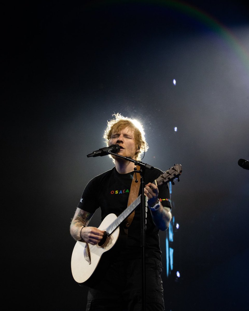 edsheeran's tweet photo. Takoyaki and tunes 🇯🇵 next stop Tokyo

📸 @MarkSurridge https://t.co/JVV4RAtcYR