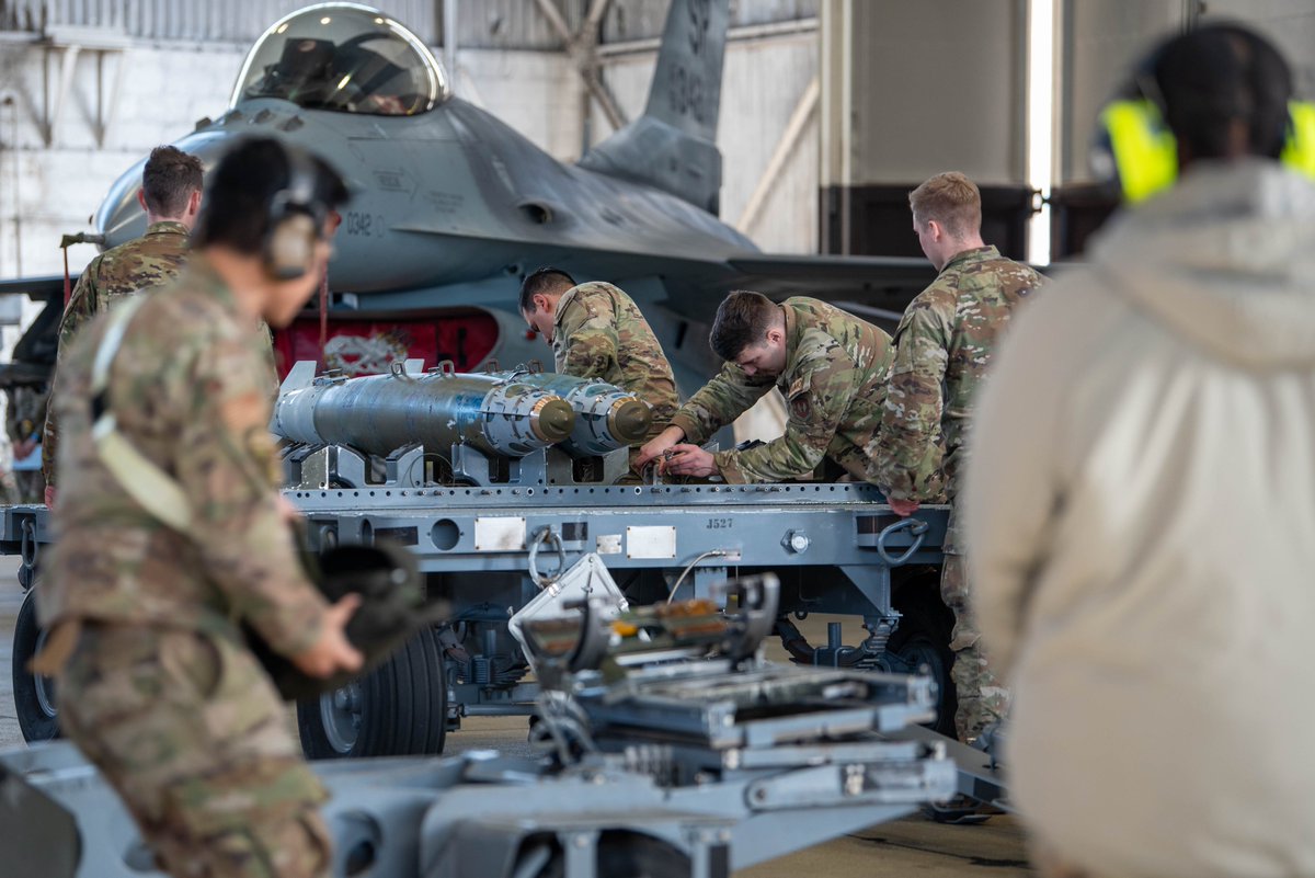 Spangdahlem_AB's tweet image. MISSION | On your mark… get set… GO! 🏁💥

Members of the 52nd Maintenance Squadron and 480th Fighter Generation Squadron went head-to-head during the 52nd Maintenance Group 4th quarter loading competition.

📸: Amn Sydney Franklin &amp;amp; A1C Albert Morel

#ReadyAF 

@HQUSAFEAFAF