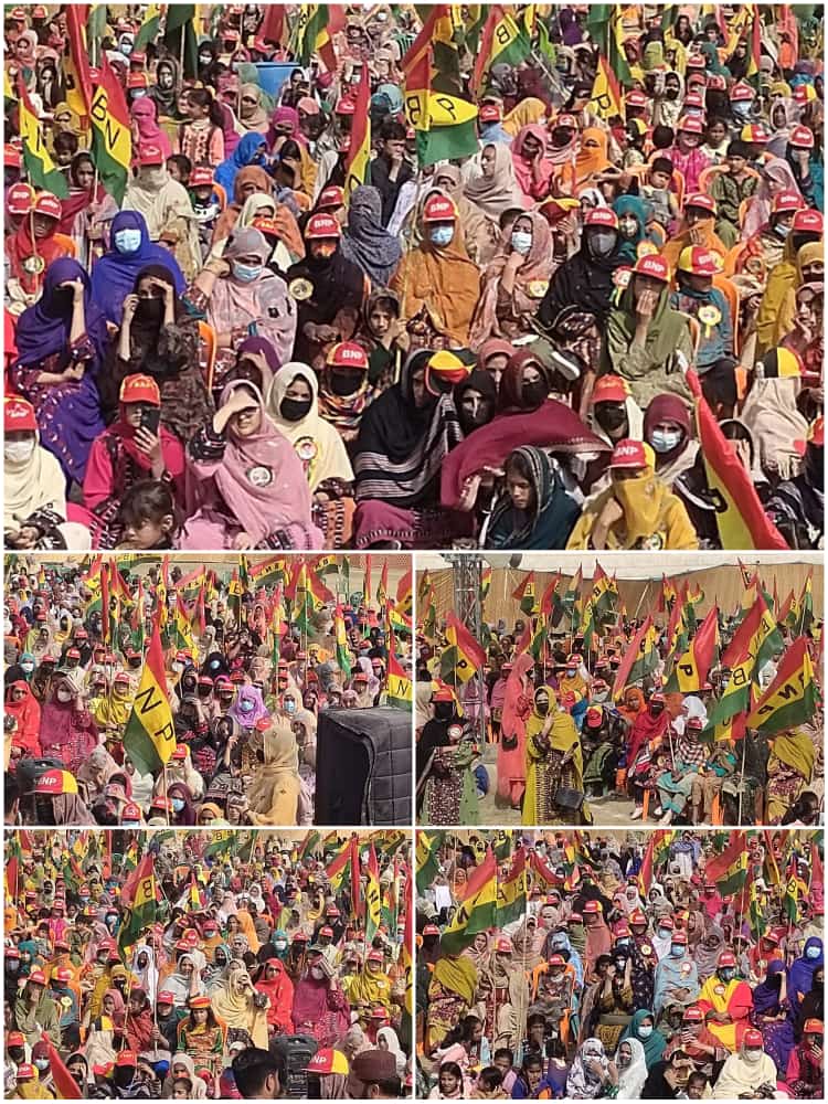 EngMaliksasoli's tweet photo. یہ ہیں  نوشکی کی میری با شعور مائیں بہنیں اور بیٹیاں۔ جہاں وہ اپنے قائد بلوچستان سردار اختر جان مینگل کے پر سحر تقریر کے انتظار میں ہیں ۔ بی این پی کی پلیٹ فارم پر جتنی زیادہ خواتین اپنے اعتماد کا اظہار کرتی ہے اسکی مثال کئی اور سیاسی پلیٹ فارم پر نہیں ملتی۔
#نوشکل https://t.co/pm42odl0eo
