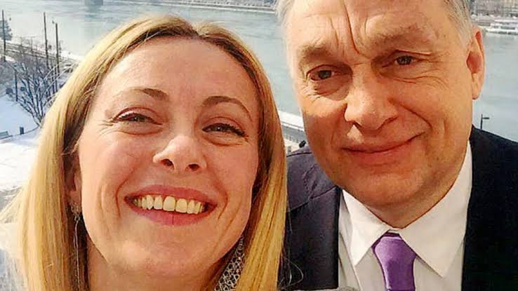 Queste sono le immagini di #IlariaSalis incatenata e di Giorgia #Meloni e Viktor #Orban sorridenti!

Buona democrazia a tutti!

#Ungheria #MeloniFascista