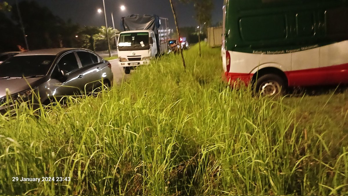 LemanHarun's tweet photo. Salam YB @preakasn50 . Mohon bantuan @SJcitycouncil bertahun tak pernah potong rumput di kawasan Pangsapuri Harmoni 1 RSKU Putra Heights. Esok ada ular makan orang. Siapa nak tanggungjawab? https://t.co/grThehkPYD
