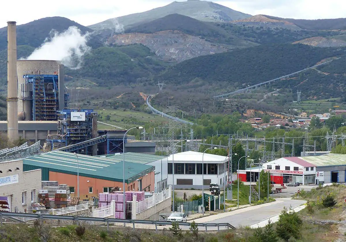 ManuPineda's tweet photo. 💸 Hasta 500M de € de fondos europeos están siendo investigados por un posible caso de corrupción que beneficiaría a la multinacional Acciona.

El dinero, tal y como denuncia @IzquierdaUnida 🔻 en La Robla, debería de haber ido destinado para garantizar una reindustrialización verde, basada en la economía circular, en las Biorrefinerías de Barcial de Barco y la Robla.

Llevamos a la @ComisionEuropea 🇪🇺 esta situación y exigimos transparencia.