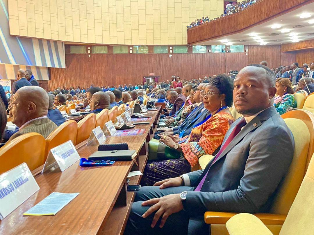 Tobie_Kayumbi's tweet photo. Aujourd'hui s'ouvre une nouvelle page de notre carrière politique, en qualité de représentant du peuple congolais. C'est ici l'occasion pour moi de rassurer mes électeurs qu'au-delà de la mission de légiférer des textes répondant aux attentes de notre population, je m'engage à défendre les intérêts du souverain et à exercer rigoureusement le contrôle de l'action gouvernementale, étendu aux entreprises publiques, afin d'endiguer le coulage des recettes publiques. Tout sera mis à contribution pour répondre aux besoins de notre population. Plus loin ensemble! 🇨🇩