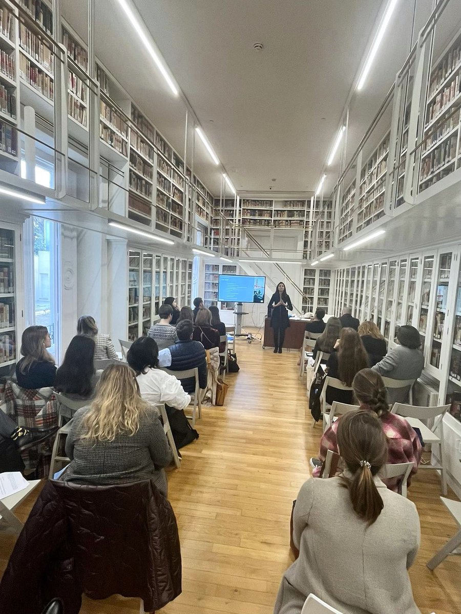 FarzanaBaduel's tweet photo. Last week in Madrid 🇪🇸

Huge gratitude to @TBoneGallagher who kindly connected me with @GWtweets to deliver a talk on Public Affairs in the age of AI.

The talk was  part of the International Executive Public Affairs Seminar in alliance with @TheObjective_es @fortegamaranon organised by @JoseGuedezYepez . 

As those who teach know, I learnt a great deal from the participants myself and feel very honoured to be part of this learning platform. 

Whilst in Madrid, I met with fellow PRs @Tony_Noel & others  🙏

…. and immersed myself in this incredible city of gastronomic delight and leading design.