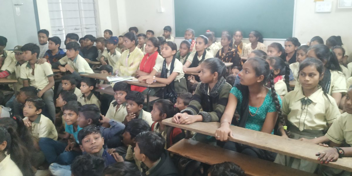 LuharMoin3's tweet photo. પ્રાંતિજ તાલુકાની પ્રાથમિક સ્કૂલમાં કિશોર સ્વાસ્થ્ય દિવસની ઉજવણી કરી. તરુણાવસ્થા,વ્યશનને કારણે થતા નુકશાન,ગુડ ટચ બેડ ટચ વિશે, માસિકધર્મ અને તેની સ્વચ્છતા વિશે, નાની વયે લગ્ન કરવાથી નુકસાન વિશે વિડીયોના માધ્યમથી માર્ગદર્શન આપવામાં આવ્યુ.@CdhoSabarkantha @THO_Prantij @NHMGujarat https://t.co/x4BdFfj27Z
