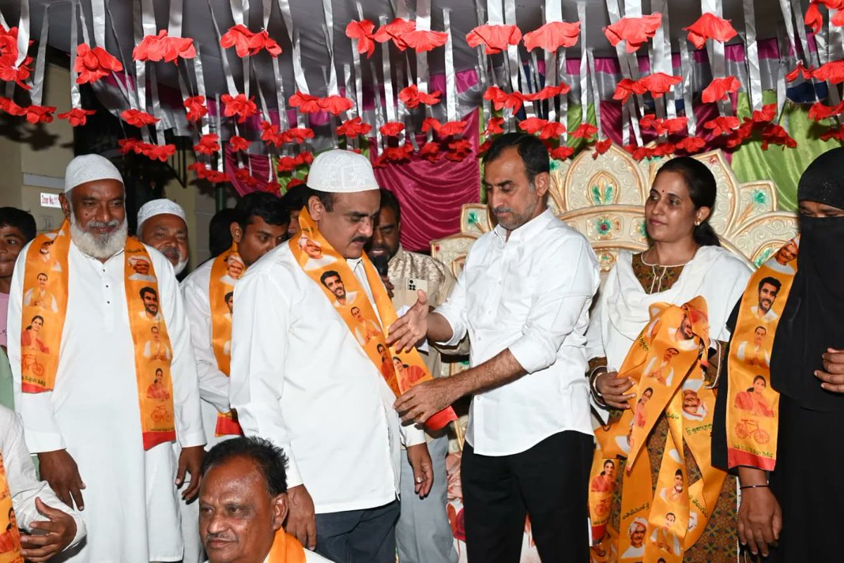 ReddeppagariSVR's tweet photo. కడప నగరం 34 డివిజన్ పరిధిలోని  50 ముస్లిం కుటుంబాలను అసెంబ్లీ ఇంచార్జ్ మరియు ఎమ్మెల్యే అభ్యర్థి, రెడ్డెప్పగారి మాధవి గారి సమక్షంలో కండువా కప్పి తెలుగుదేశం పార్టీ లోకి ఆహ్వానించడం జరిగింది.

#joinjngs #Elections2024 https://t.co/RX9BBplmMw
