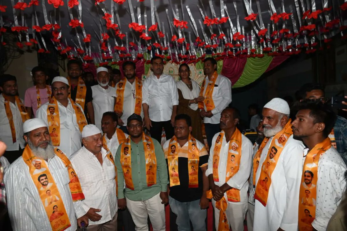 ReddeppagariSVR's tweet photo. కడప నగరం 34 డివిజన్ పరిధిలోని  50 ముస్లిం కుటుంబాలను అసెంబ్లీ ఇంచార్జ్ మరియు ఎమ్మెల్యే అభ్యర్థి, రెడ్డెప్పగారి మాధవి గారి సమక్షంలో కండువా కప్పి తెలుగుదేశం పార్టీ లోకి ఆహ్వానించడం జరిగింది.

#joinjngs #Elections2024 https://t.co/RX9BBplmMw