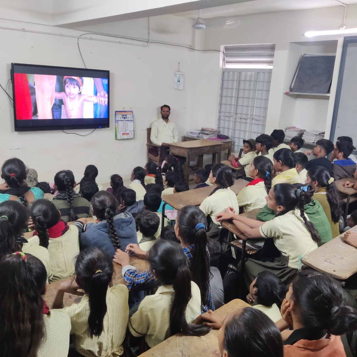 LuharMoin3's tweet photo. પ્રાંતિજ તાલુકાની પ્રાથમિક સ્કૂલમાં કિશોર સ્વાસ્થ્ય દિવસની ઉજવણી કરી. તરુણાવસ્થા,વ્યશનને કારણે થતા નુકશાન,ગુડ ટચ બેડ ટચ વિશે, માસિકધર્મ અને તેની સ્વચ્છતા વિશે, નાની વયે લગ્ન કરવાથી નુકસાન વિશે વિડીયોના માધ્યમથી માર્ગદર્શન આપવામાં આવ્યુ.@CdhoSabarkantha @THO_Prantij @NHMGujarat https://t.co/x4BdFfj27Z