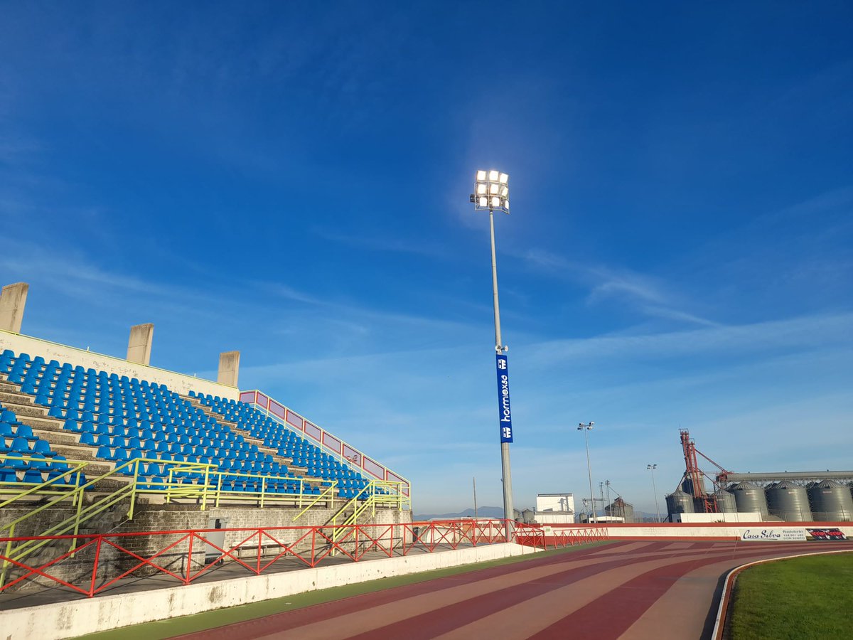 🟢 Así luce el Estadio Municipal Vicente Sanz tras las últimas actuaciones llevadas a cabo. 
👉Sustitución de iluminación deficiente
👉Resembrado del césped para que esté en condiciones óptimas ⚽️
.
.
#SeguismosAvanzando #estadiomunicipal #vicentesanz #deportes #donbenito