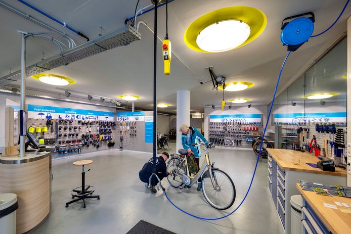 Cycling_Embassy's tweet photo. Accessibility is key.

More than 30 train stations in the Netherlands, including those in Delft and Utrecht, offer on-site repair shops, allowing riders to drop off their bike before catching a train and then collect it when they return.

https://t.co/D4vvLjxxxH https://t.co/UsyQ6CCgMK