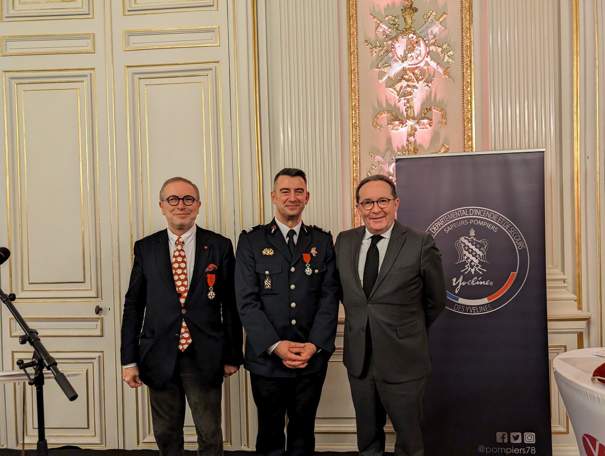 pierre_bedier's tweet photo. Vives félicitations au colonel @StephaneMillot qui reçoit ce jour les insignes de Chevalier de la Légion d'honneur des mains de Suzanne Jaunet, présidente @pompiers78. La légitime reconnaissance de son dévouement constant à la direction du SDIS78 et au service de nos populations. https://t.co/KlyxU3BWXK