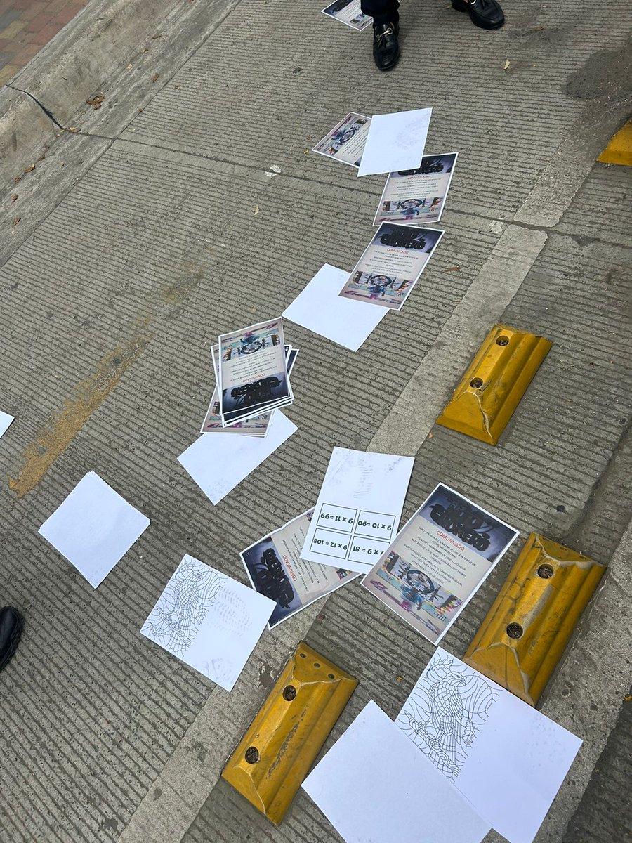 #MANTA||Un atentado se registró en la Fiscalía, donde hombres armados dispararon sobre los ventanales de esta entidad. Alrededor de ocho indicios balísticos levantaron en la zona. El vehículo utilizado por los criminales fue quemado en Palo Santo de Manta.