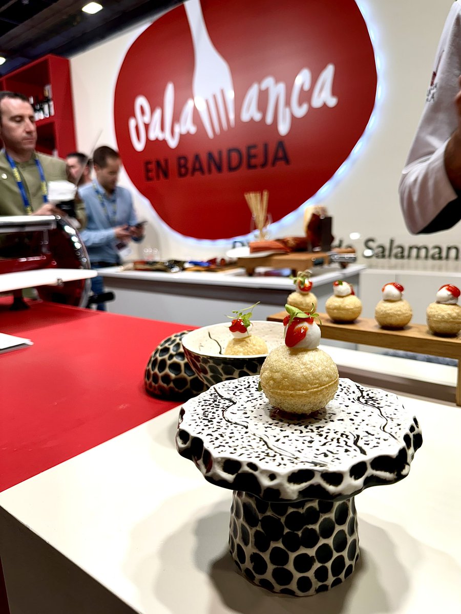 Hoy tocaba representar un año más a #Guijuelo en MADRIDFUSIÓN

Nuestro chef Pablo García realizaba un shoowcooking en el stand de Salamancaenbandeja elaborando esta novedosa tapa. 

Pani puri de morcilla con queso Filloy y mermelada de pimientos.

Muchas gracias

Seguimos 💪🏼