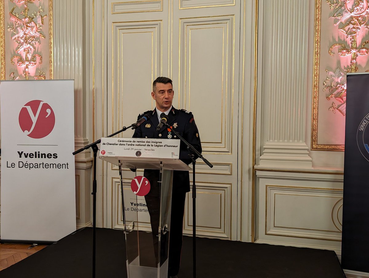 pierre_bedier's tweet photo. Vives félicitations au colonel @StephaneMillot qui reçoit ce jour les insignes de Chevalier de la Légion d'honneur des mains de Suzanne Jaunet, présidente @pompiers78. La légitime reconnaissance de son dévouement constant à la direction du SDIS78 et au service de nos populations. https://t.co/KlyxU3BWXK