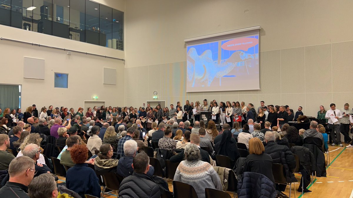 Kæmpe stort tillykke til alle de nyuddannede pædagoger fra pædagoguddannelsen i Roskilde 😀🎉 

Det var en fornøjelse at være med til at fejre jer 😀 Råbekor, taler og sange 🎶

#dkpæd <a href="/PHabsalon/">Professionshøjskolen Absalon</a> <a href="/bupldk/">BUPL</a> <a href="/socialpaed/">Socialpædagogerne</a>