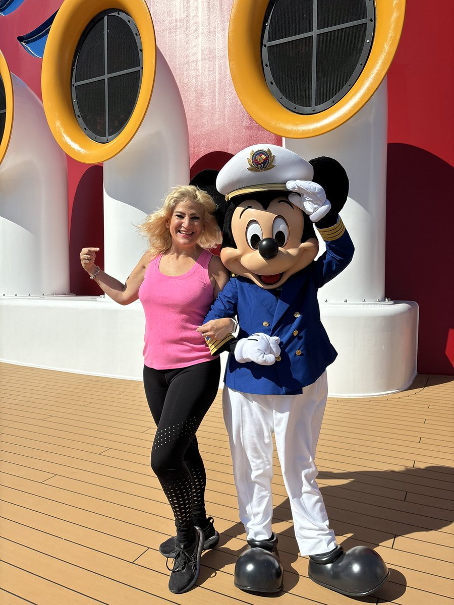 SusanaMoscatel's tweet photo. Aquí visitando un rato al #CaptainMickey en el #DisneyFantasy @DisneyCruiseLine https://t.co/w4hcDdq06X