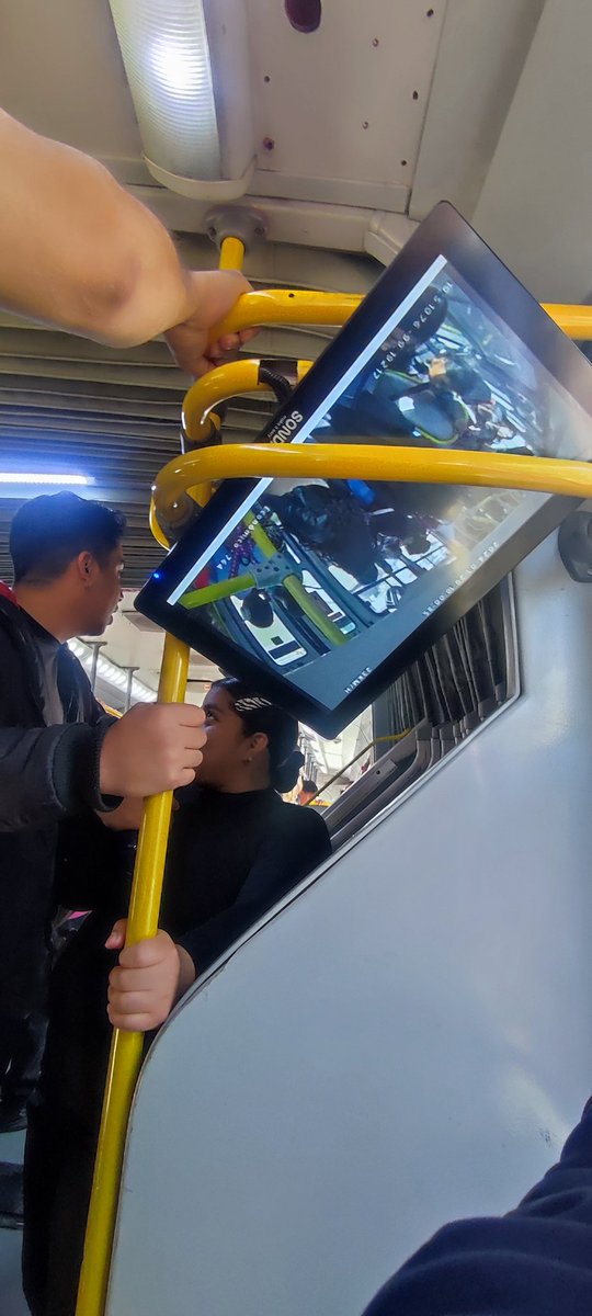GaboAragn's tweet photo. @MetrobusCDMX buen día!
Pantalla desprendida en la sección mixta de la unidad 764 de la L6 del Rosario a Villa de Aragón https://t.co/8GaKx2LNhc