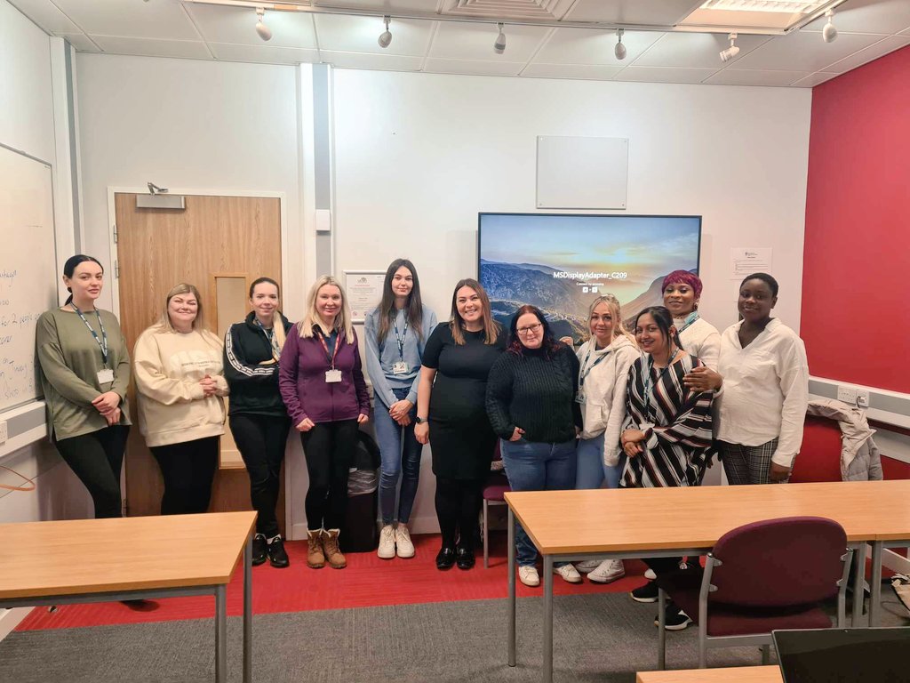 Our EOL Clinical Educator Jo Carter visited @BurnleyCollege today to meet with aspiring nurses on the access to nursing course. She shared information about her nursing career and current role. What a wonderful group, wishing you so much success in your career paths 🥰 @ELHT_NHS