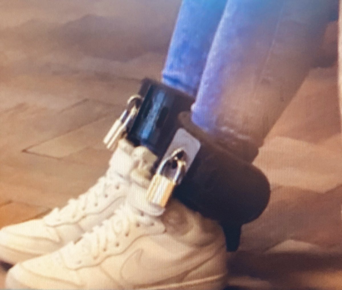 Non si può tacere lo scandalo di #IlariaSalis portata in aula al guinzaglio come un animale. Succede a Budapest. #meloni intervenga. Non si può essere complici.