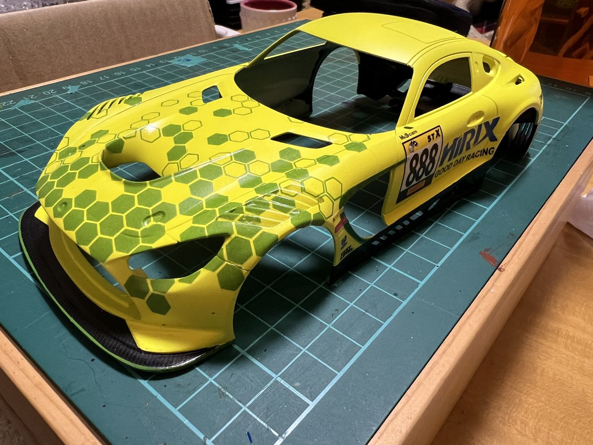 ModelHgs's tweet photo. 六角形のデザインパターンをサイズ数%小さくしたデカールで貼り直し
ほんの僅かなサイズで辻褄が合わなくなり💦
今回は良い具合っぽい😊
レーザープリンターで右京さんに印刷して頂きました。
#HIRIX #メルセデスAMG #タミヤ https://t.co/T4DUYhDZvH