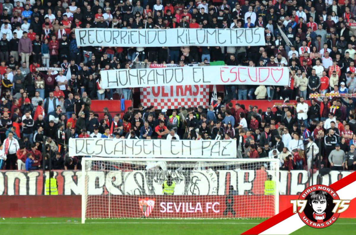 Ayer nuestra pancarta no era la que debía presidir la grada sino la de Morón, en honor a quienes no volvieron.

Recorriendo kilómetros, honrando el escudo.
Descansen en paz.