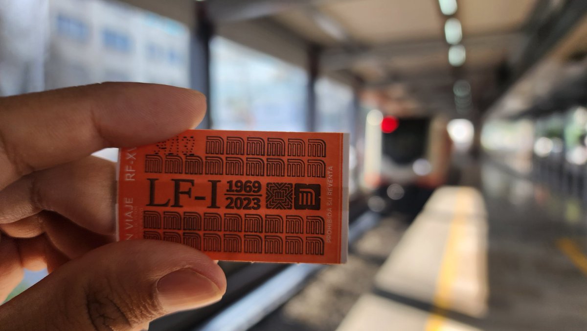 mbravobedolla's tweet photo. #FelizLunes 

Ya tengo mi boleto de la última edición magnética que imprimirá el @MetroCDMX 

El modelo alude a los primeros diseños impresos que se emitieron a partir de la inauguración del Sistema de Transporte Colectivo en septiembre de 1969. https://t.co/aw8JuXUoJc