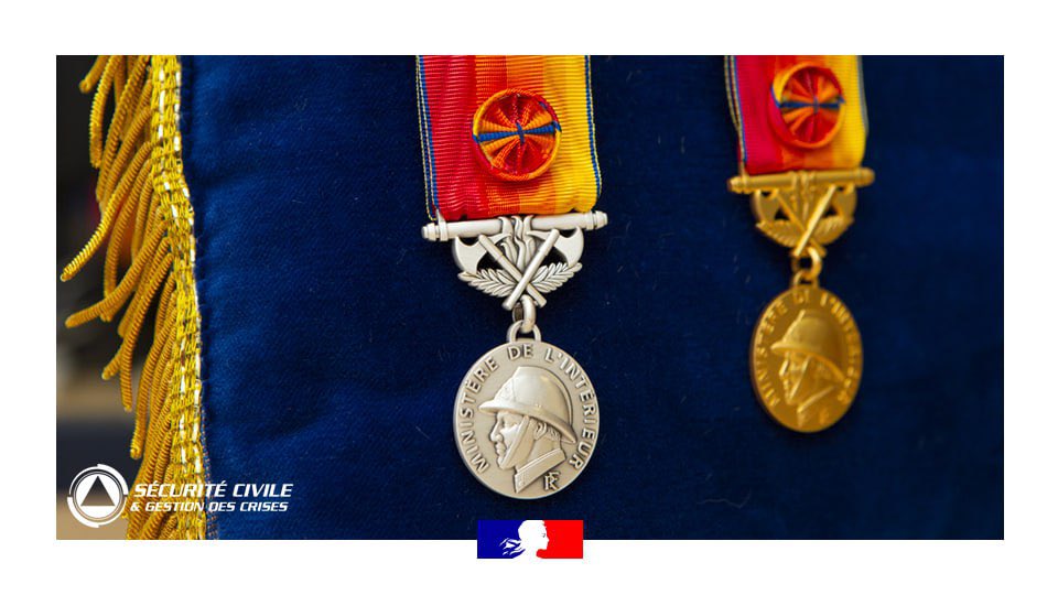 SecCivileFrance's tweet photo. 🎖️👏 Par un arrêté du 16 janvier, le ministre de l'Intérieur et des Outre-mer a attribué la médaille d'honneur des sapeurs-pompiers avec rosette pour services exceptionnels à 648 sapeurs-pompiers professionnels et volontaires ➡️ https://t.co/geH6ujrAD0 https://t.co/3MRo8gv1Zd