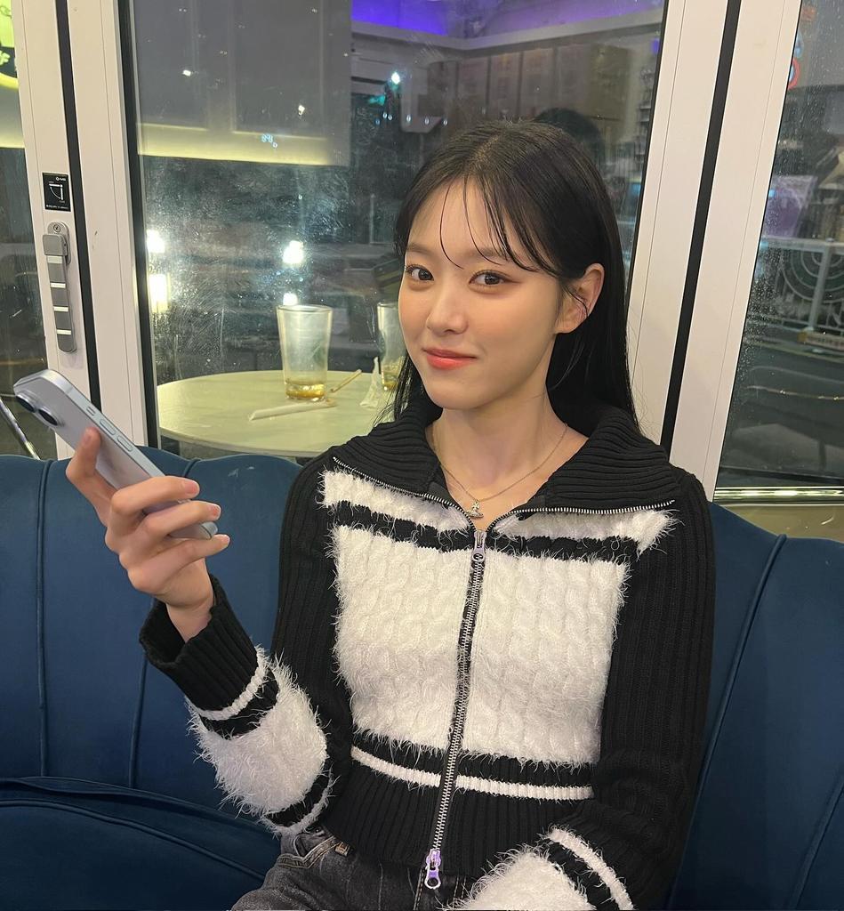 OrbitsBrasil's tweet photo. [📰 • 29.01.24]

#Hyunjin após Yeojin ter sua conta do Instagram hackeada:

🐱: Yeojin me enviou uma dm no Insta e
👤: Vocês se conhecem?
🐱: ㅋㅋㅋㅋㅋㅋㅋㅋㅋㅋ
🐱: Sim, nos conhecemos
👤: Não se esqueça de habilitar a autenticação de 2 fatores
🐱: Oh verdade
🐱: Mas o que tem de ruim em ser hackeado?
👤: Podem roubar suas informações pessoais e dinheiro
🐱: Oh
👤: O hacker pode ver as mensagens dramáticas que te envio
🐱: ㅋㅋㅋㅋㅋㅋㅋㅋ

© litell_johnn 
#Loossemble #루셈블 @Loossemble_twt