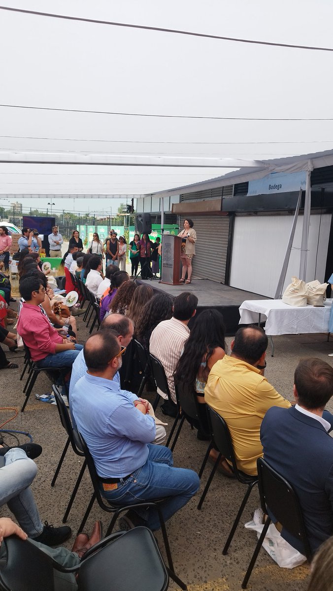 ACHIPIA's tweet photo. @fosischile celebró el primer año de Ecomercado Solidario en Lo Prado. La act. contó con la participación de la Ministra de Desarrollo Social, Javiera Toro, la subsec. de Agricultura, Ignacia Fernández y el secretario ejecutivo de Achipia, @VarelaMaino, entre otras autoridades. https://t.co/sR4IwSDtDr