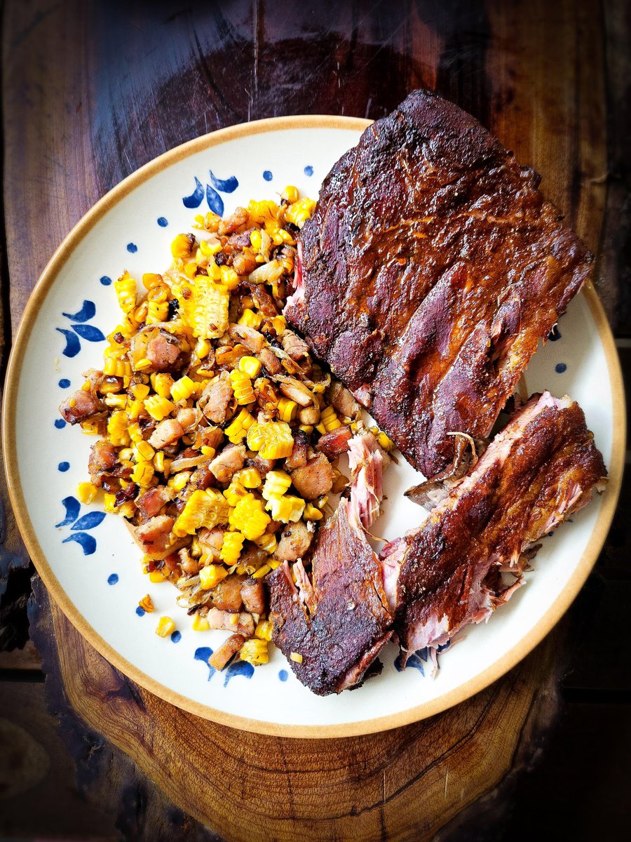 thaisbdias's tweet photo. Que tal começar a semana muito bem? Então, chega mais nos canais @madeinfirebr no Instagram, Youtube e Tiktok. Hoje temos a receita de uma costela de porco com salada de milho e bacon. As imagens dizem tudo! Venha conferir! https://t.co/6fOZcHT2MR