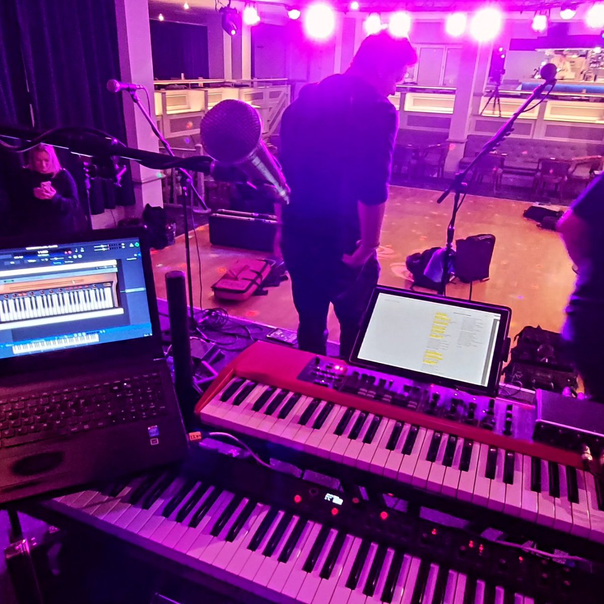 mattgirling's tweet photo. Sell-out @42never show in Shanklin IOW on Saturday. @nordkeyboards Electro for Rhodes etc, @studiologic_mus Numa for controlling @CantabileApp with more VSTs than you can slap your bass at...

...and a Microsoft Surface Pro running @msonenote for charts, lyrics and dots! https://t.co/grtgbJjThV